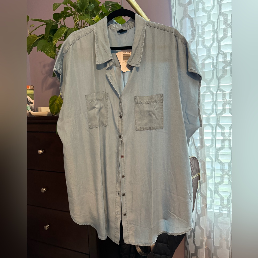 Nwt Size 2 Torrid Chambray Shirt.